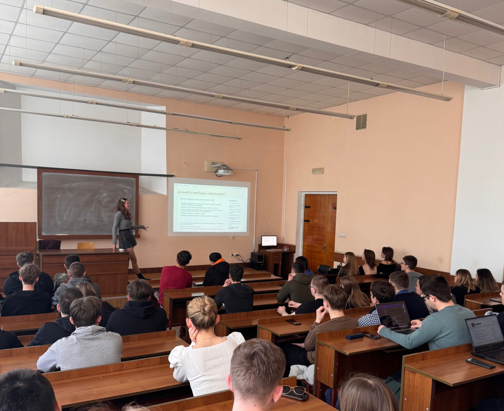 Фото із заходу