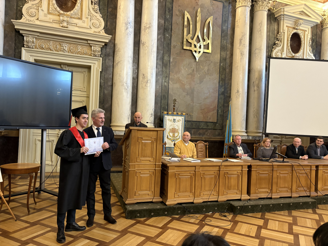 Фото із вручення дипломів