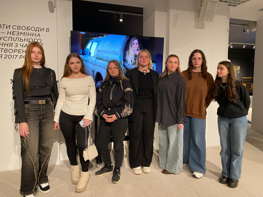 Фото із заходу