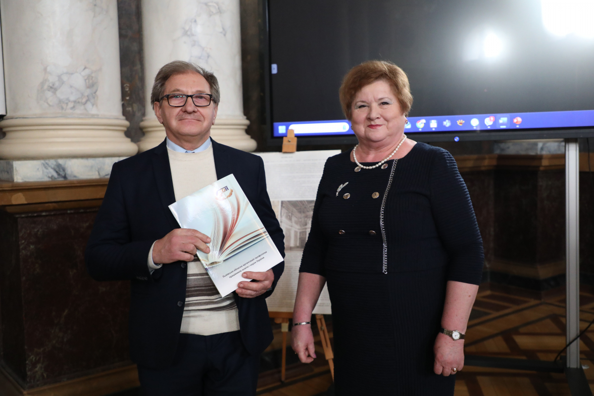 Фото з конференції профспілки