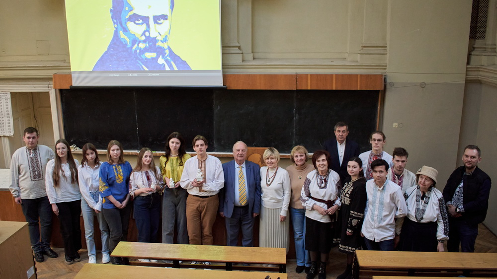 Фото із заходу