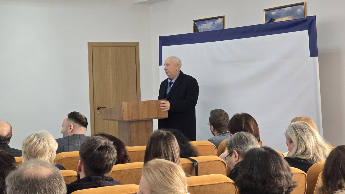 Фото із заходу