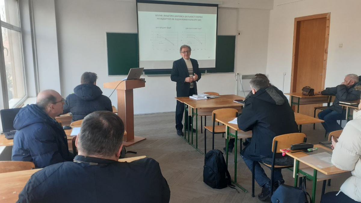 Фото із заходу