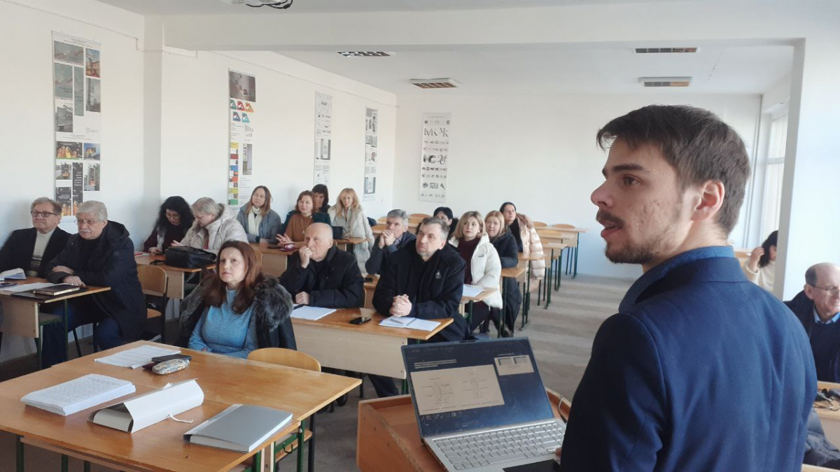 Фото із заходу