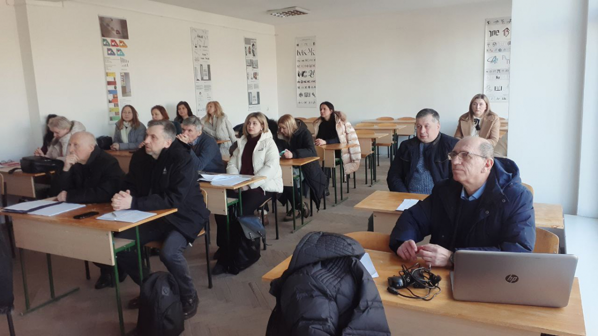 Фото із заходу