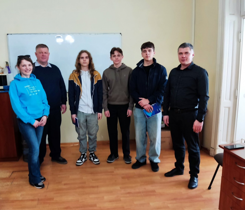 Фото із заходу