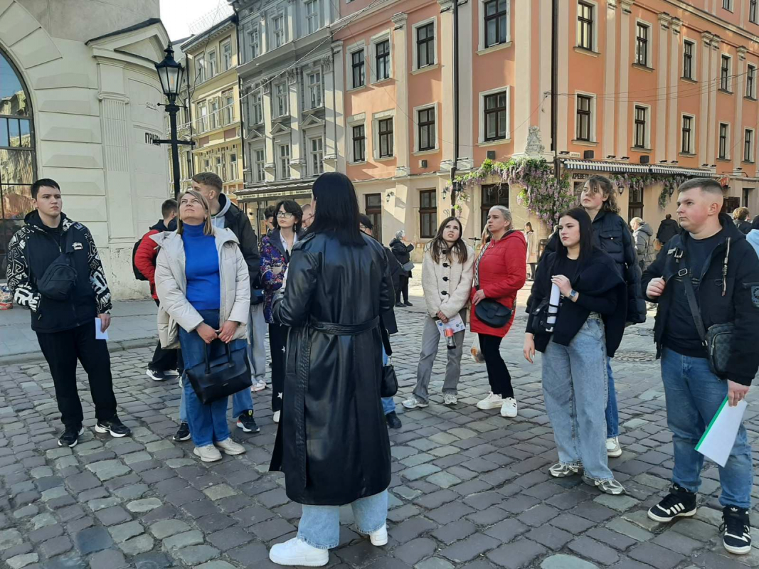 Фото із заходу