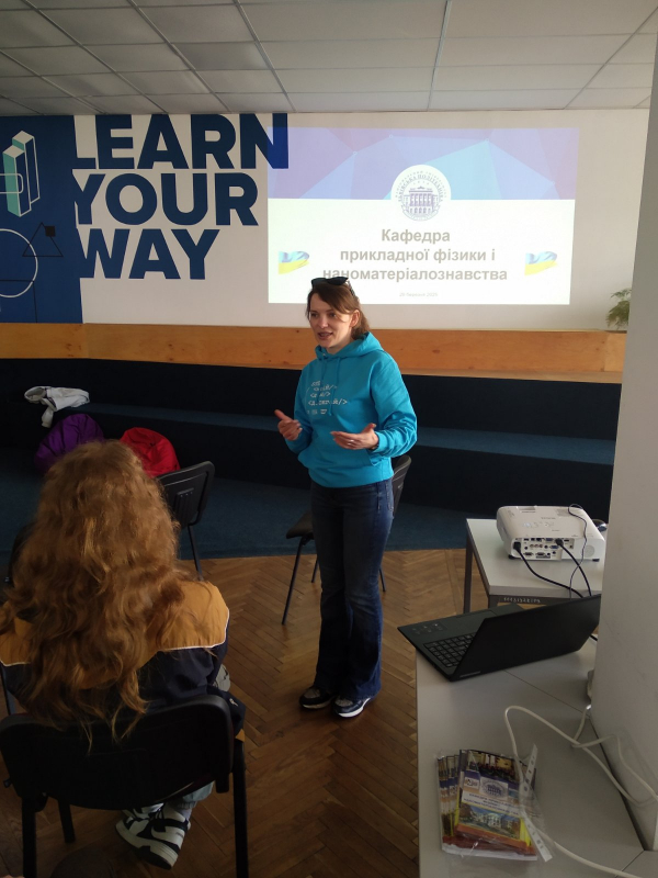 Фото із заходу