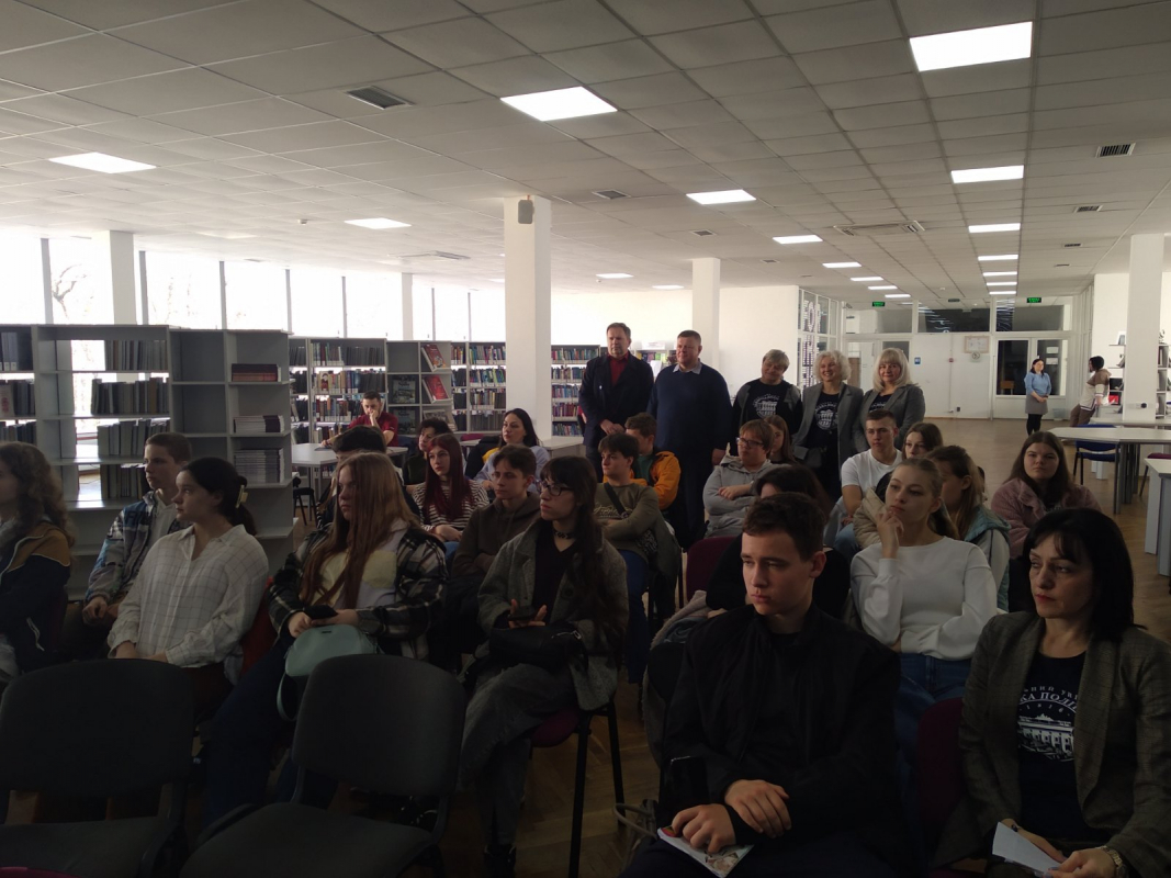 Фото із заходу