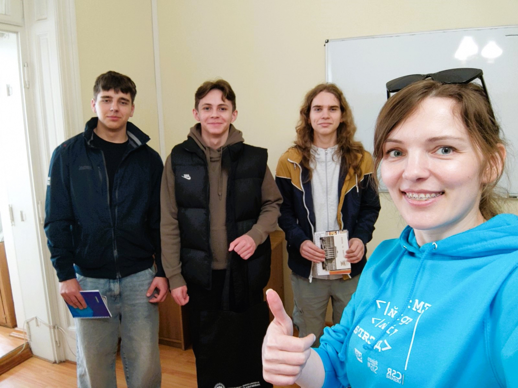 Фото із заходу