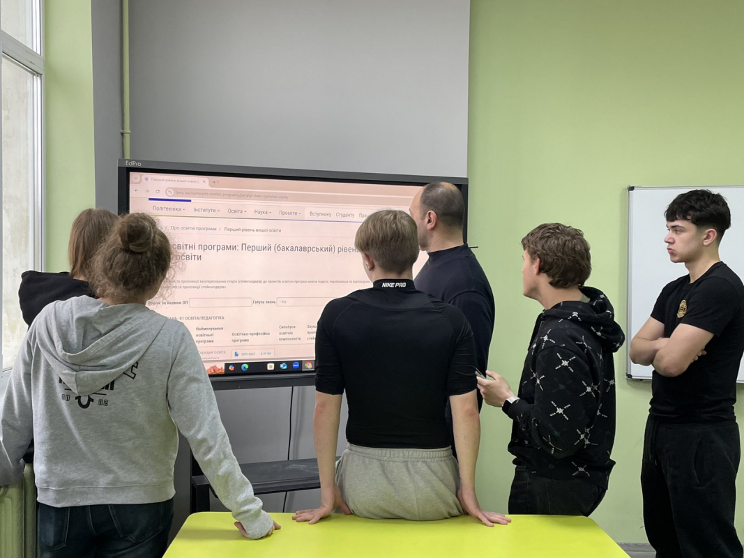 Фото з Днів Політехніки в школі