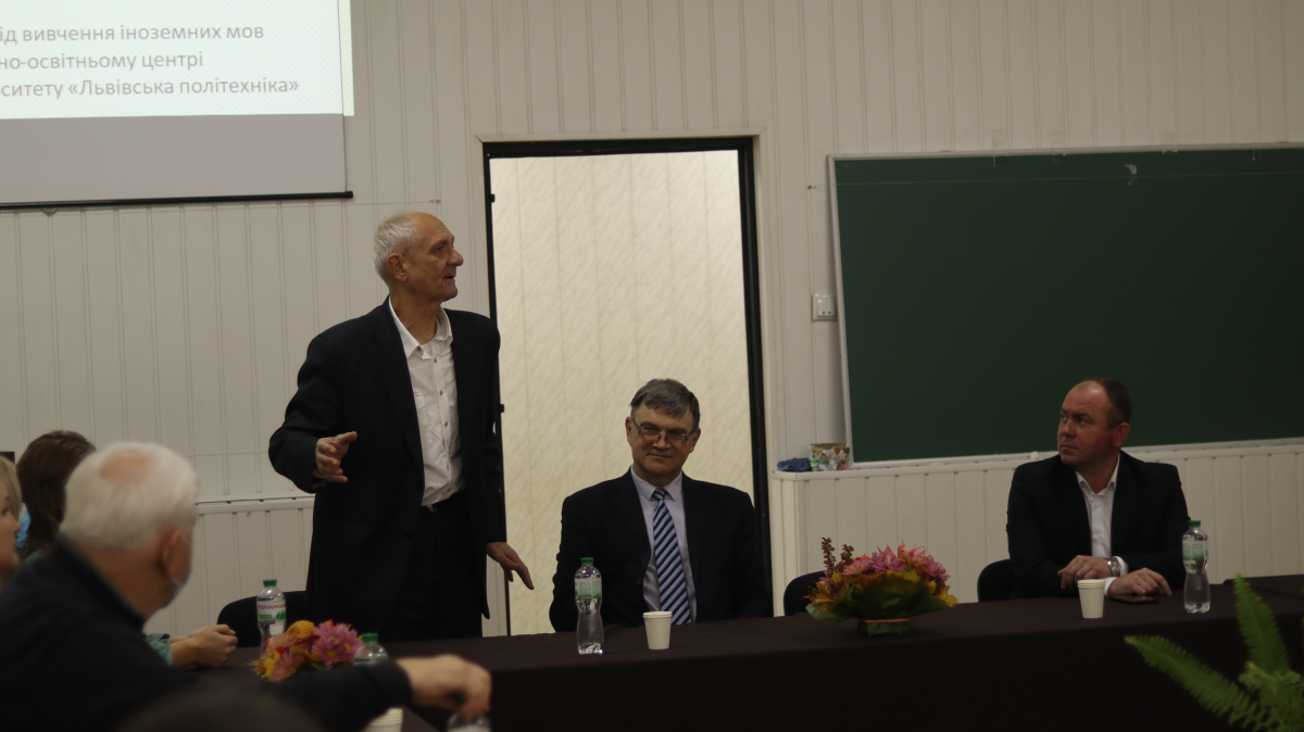 Працівники та учасники курсів ЛОЦ