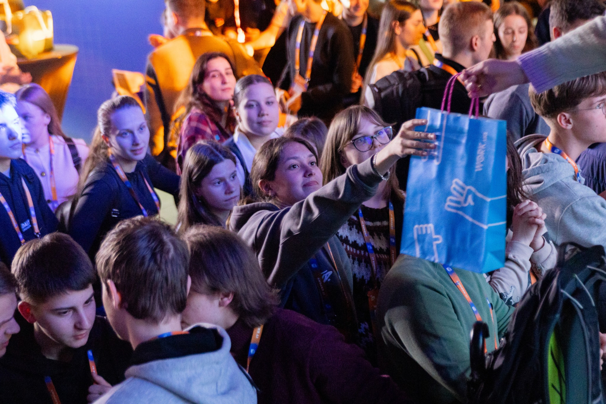 Фото із заходу