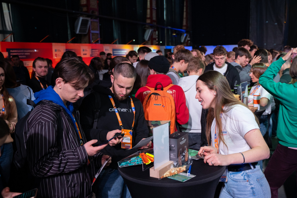 Фото із заходу