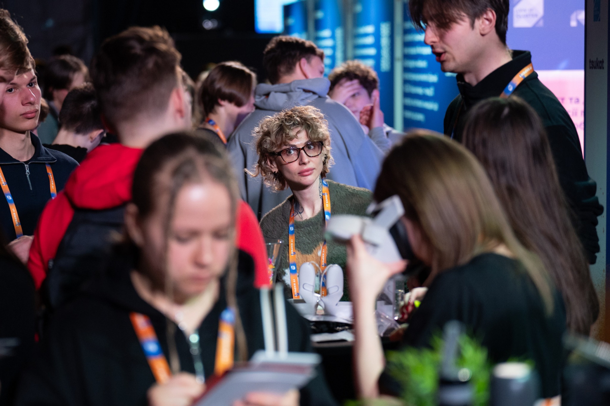 Фото із заходу