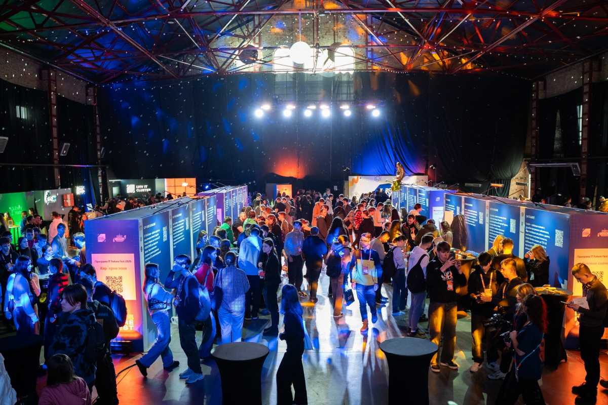 Фото із заходу