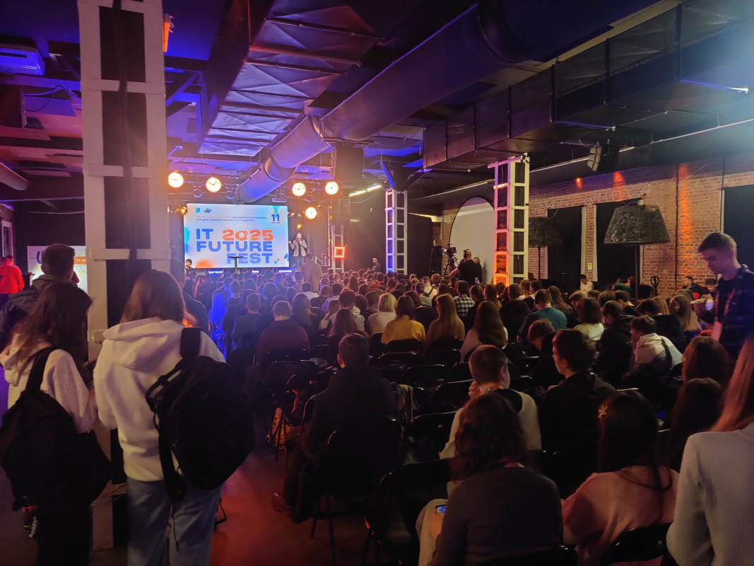 Фото із заходу