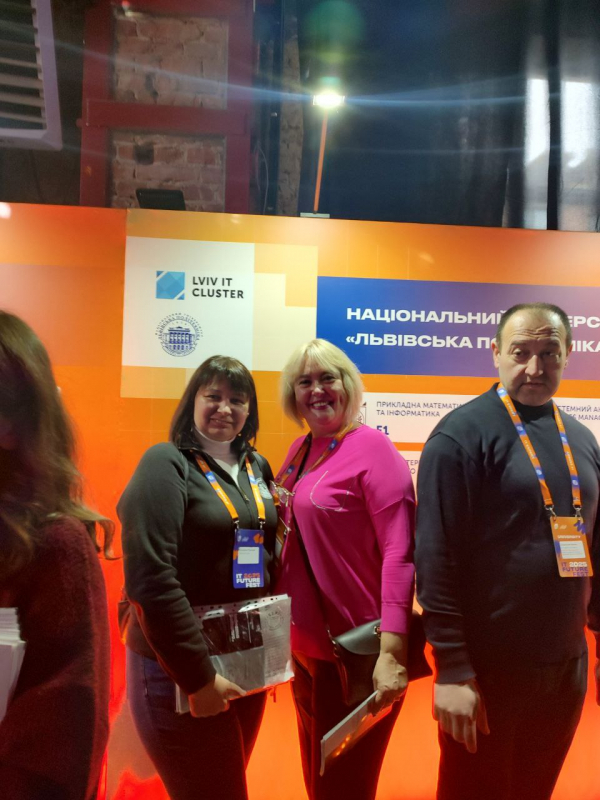 Фото із заходу