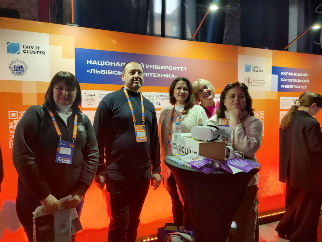 Фото із заходу