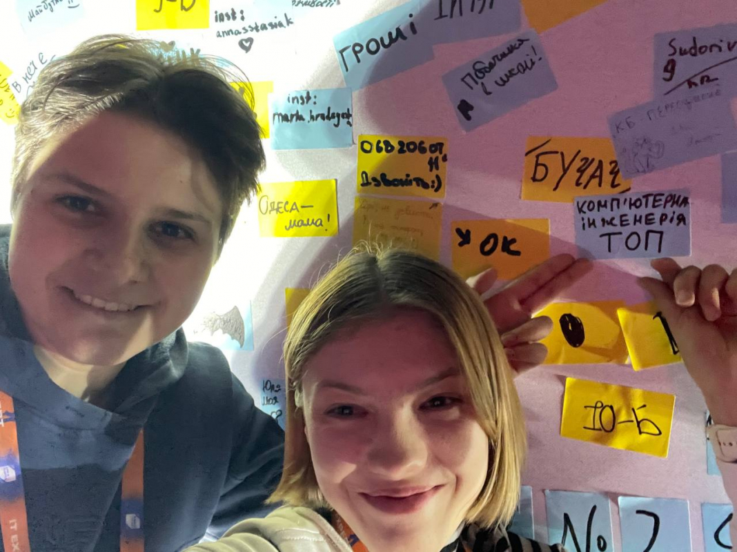 Фото із заходу