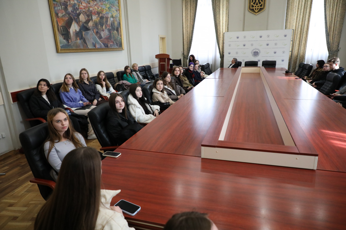 Фото із заходу