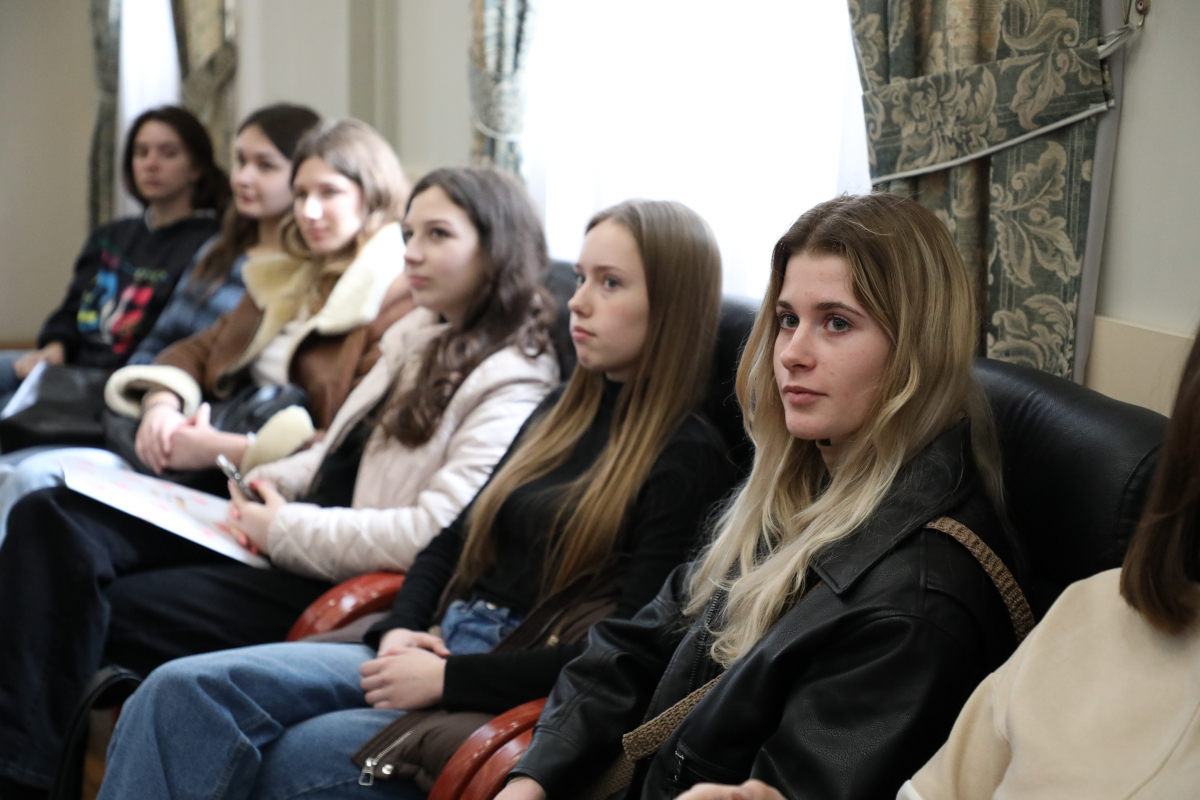 Фото із заходу