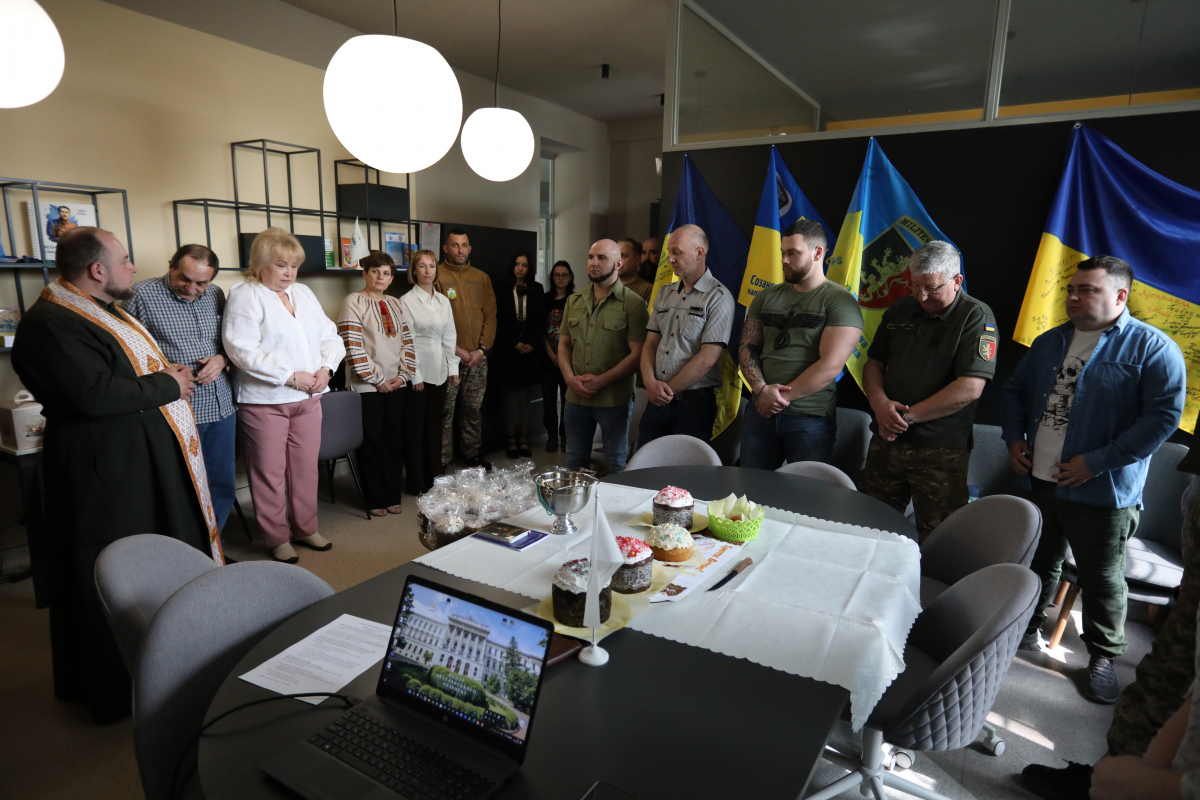 Фото із заходу