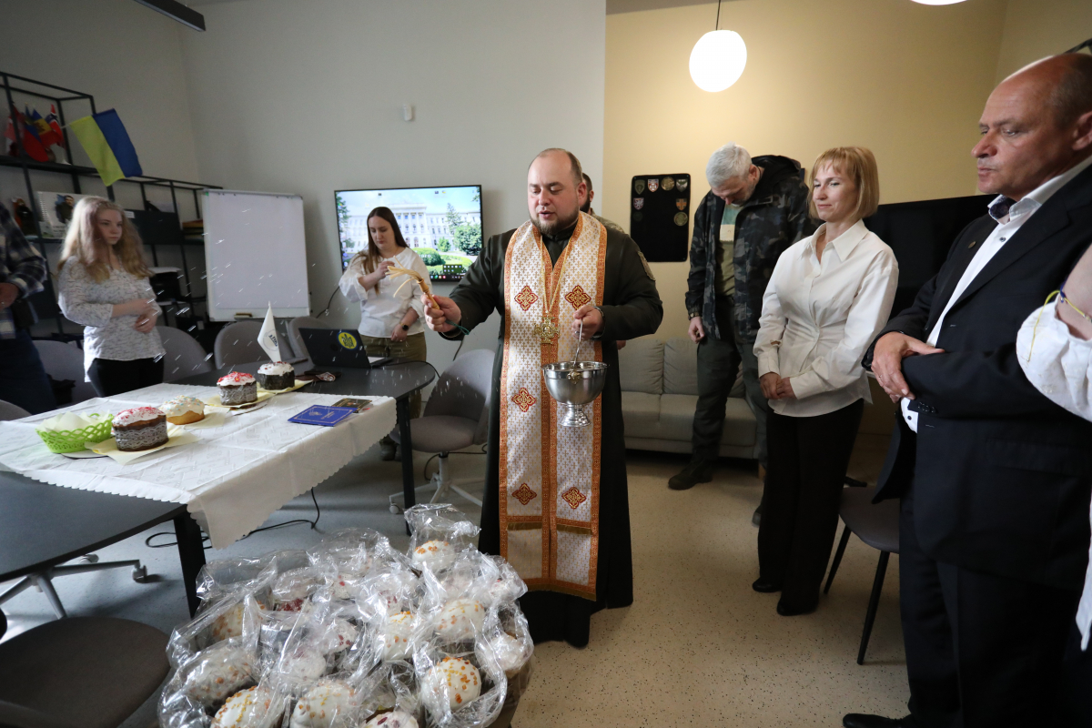 Фото із заходу