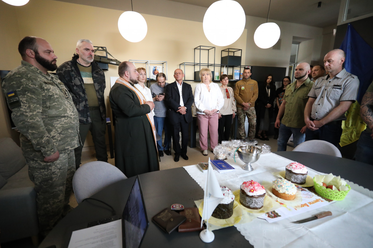 Фото із заходу