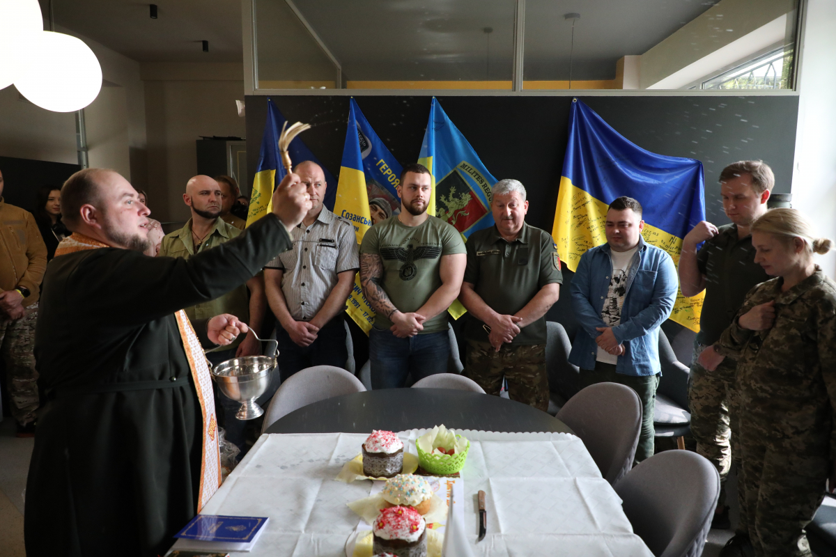 Фото із заходу