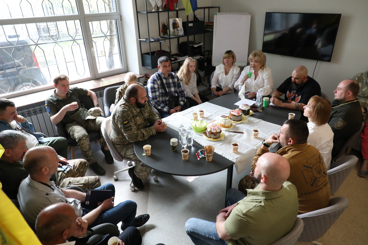 Фото із заходу