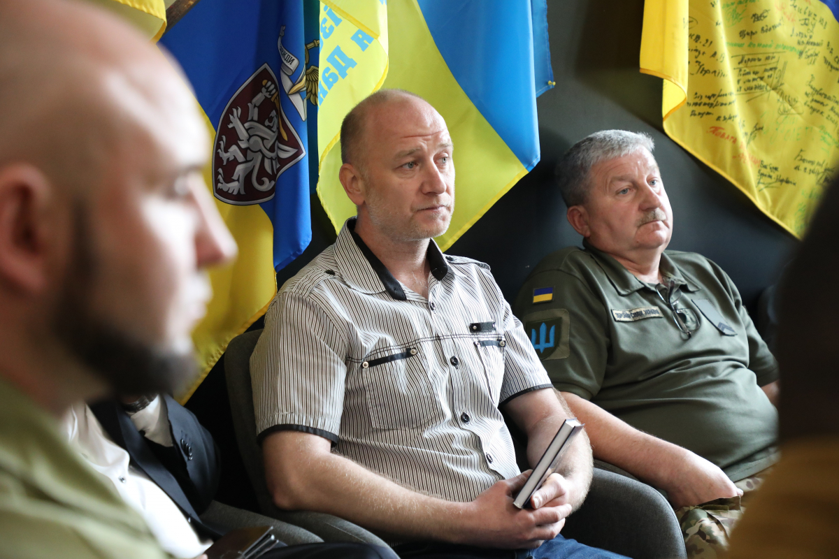 Фото із заходу