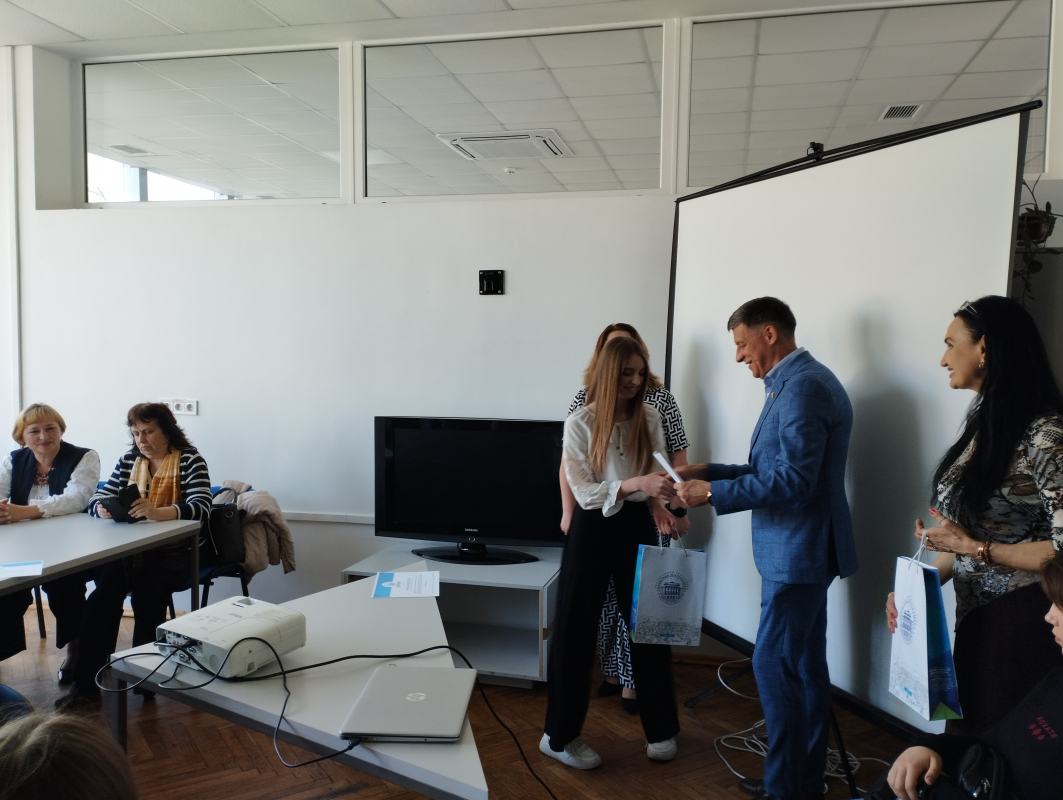 Фото з нагородження переможців конкурсу