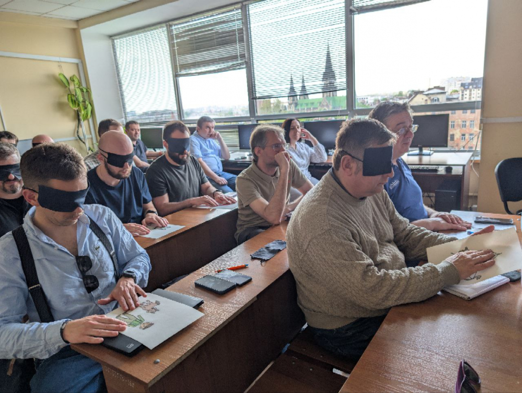 Фото із заходу