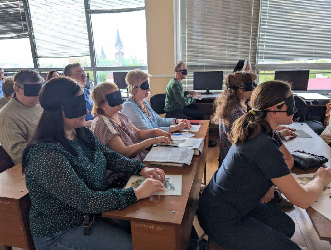 Фото із заходу