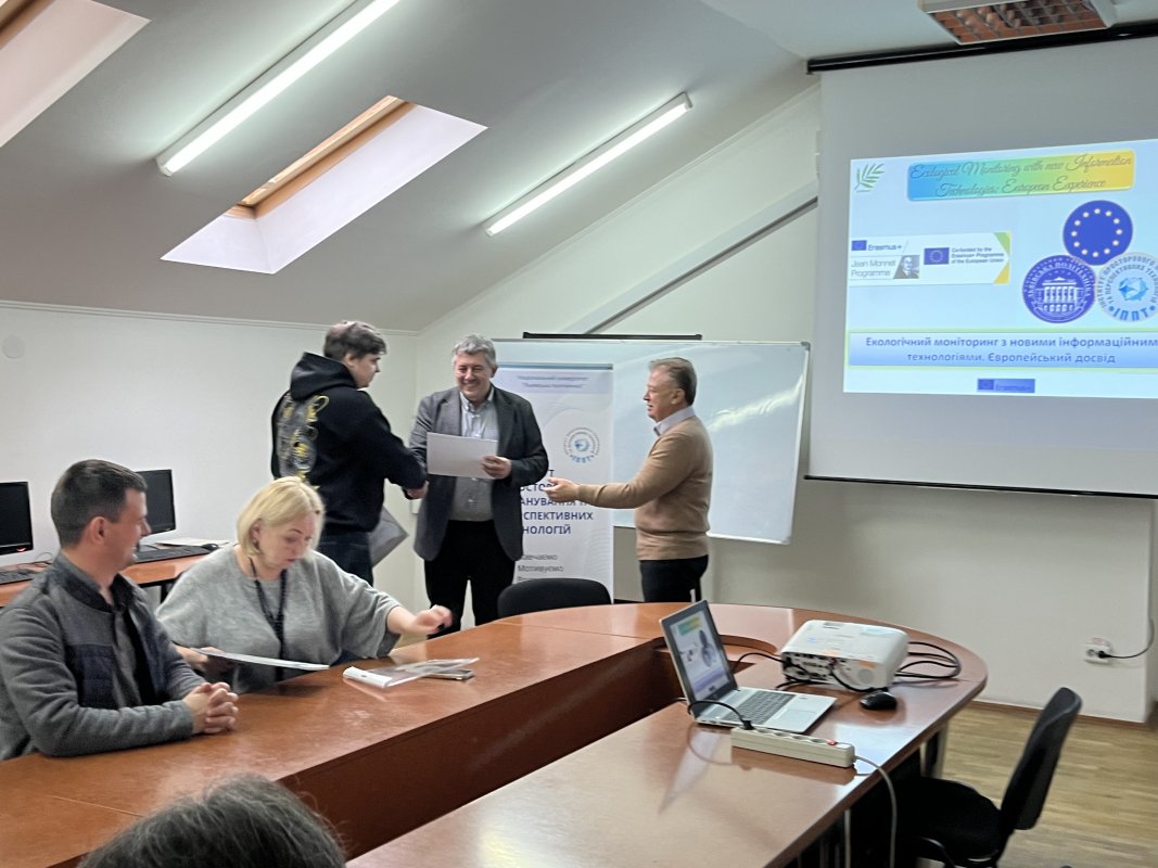 Фото із вручення сертифікатів