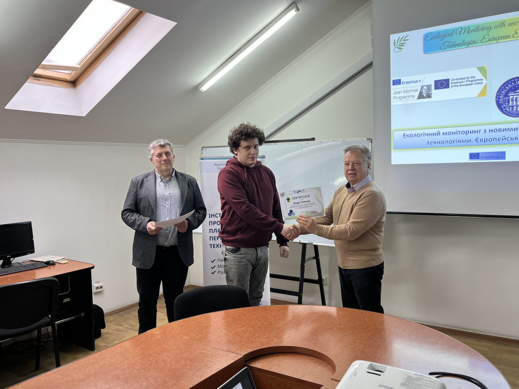 Фото із вручення сертифікатів