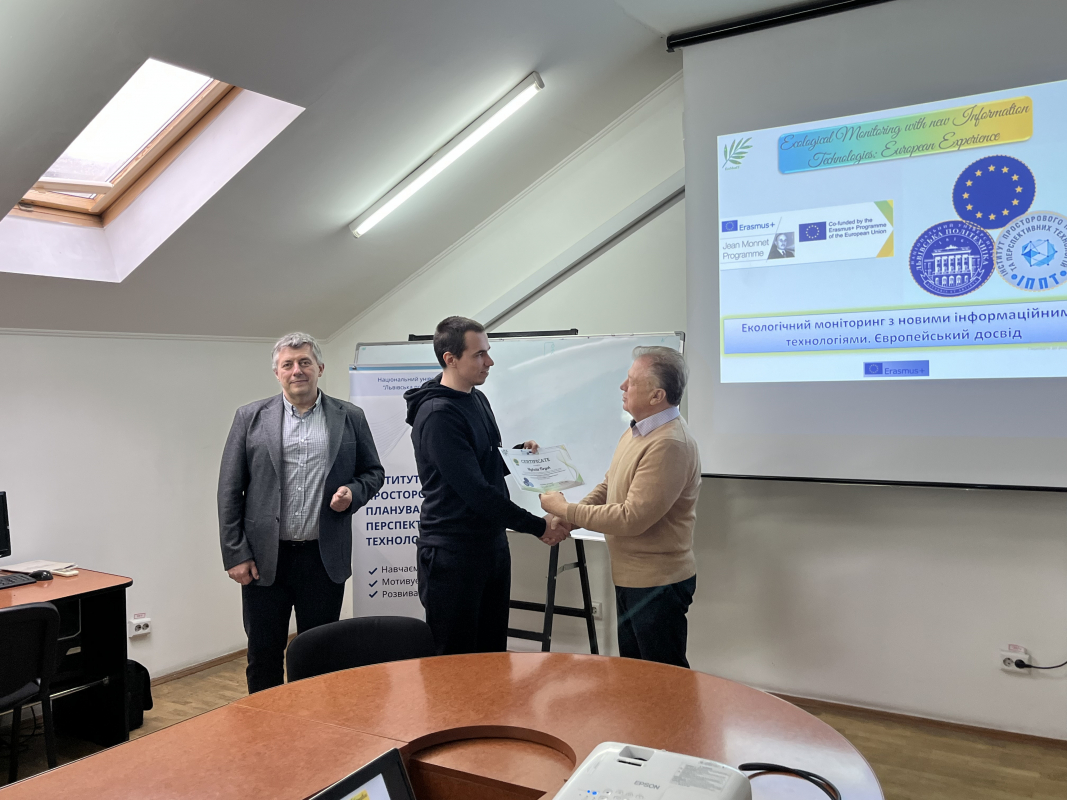 Фото із вручення сертифікатів