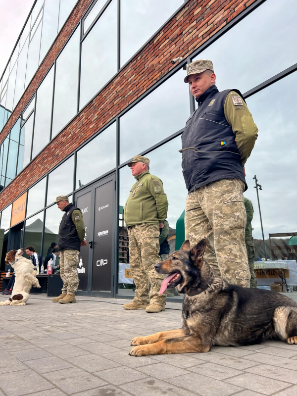 Фото із заходу