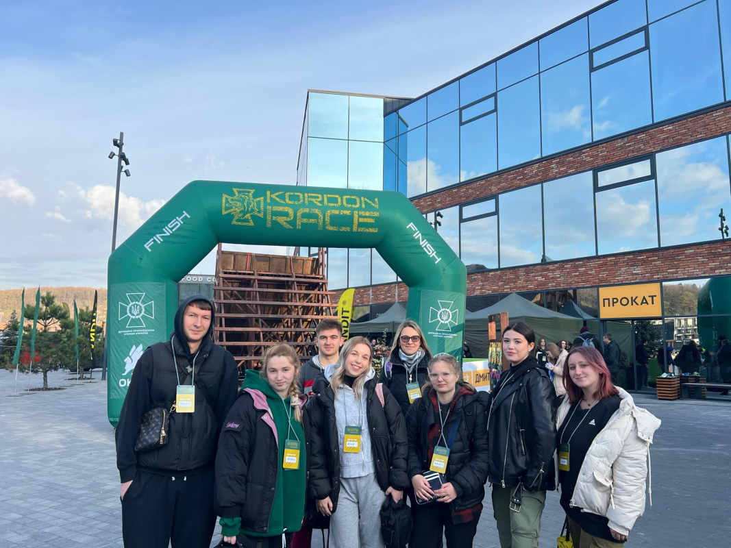 Фото із заходу