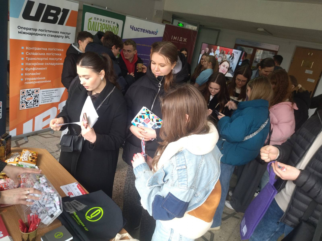 Фото із заходу