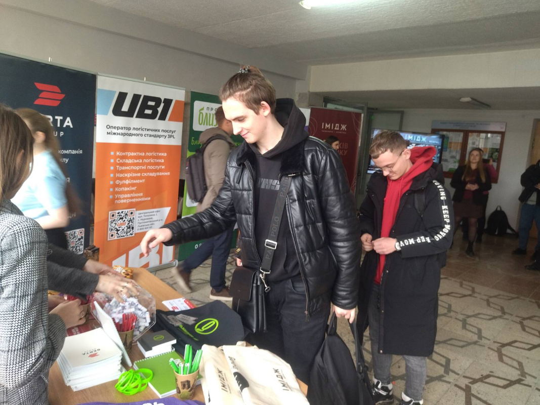 Фото із заходу