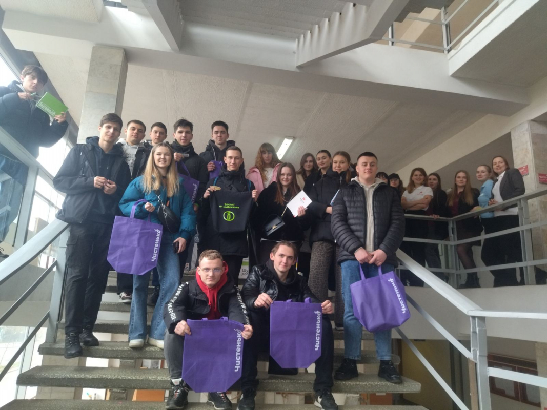 Фото із заходу