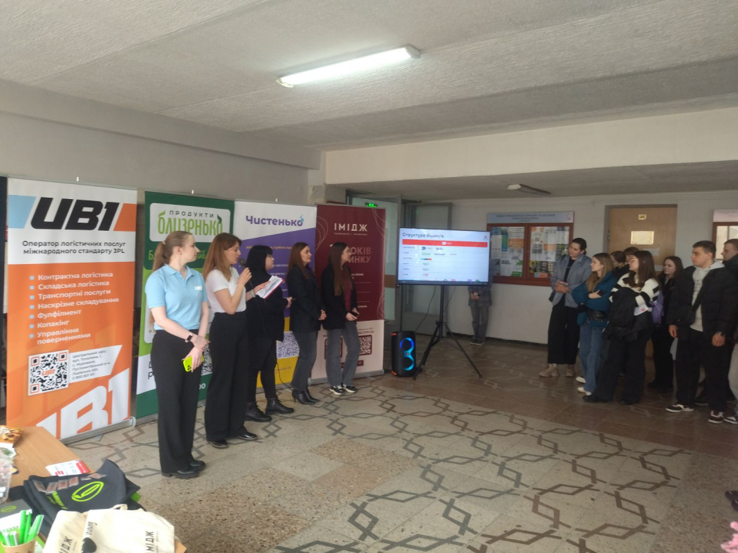 Фото із заходу