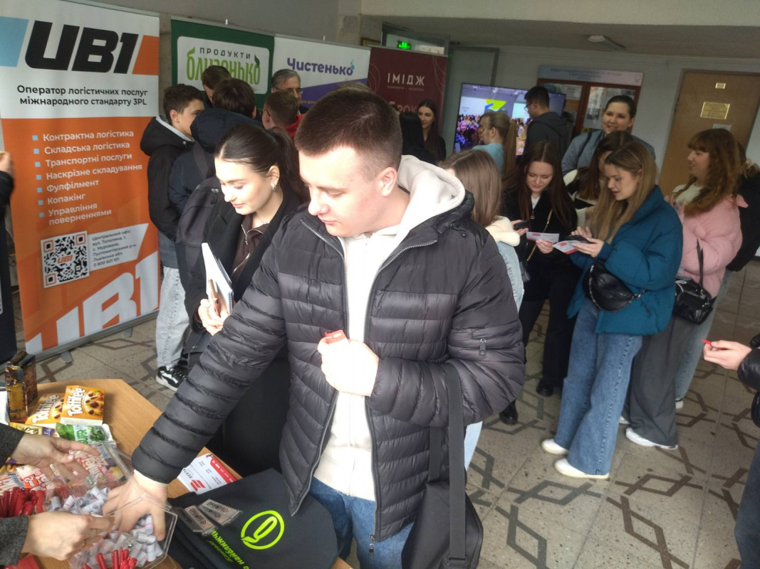 Фото із заходу