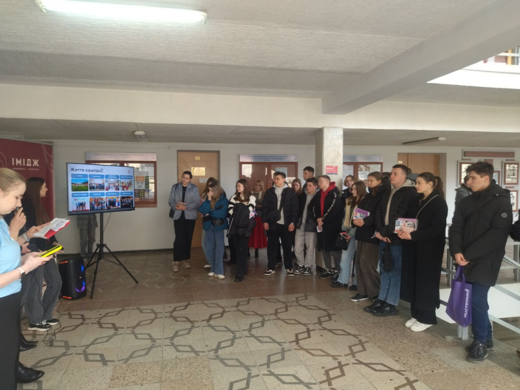 Фото із заходу