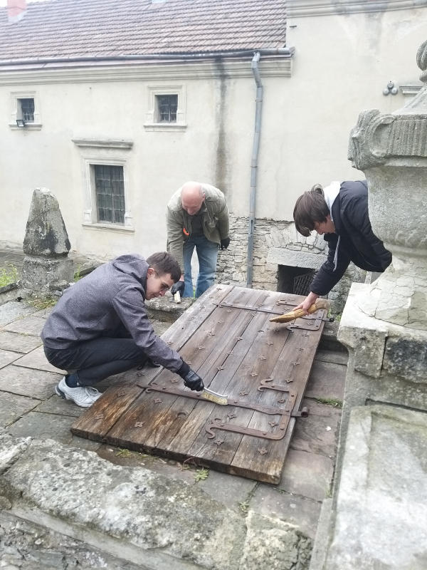 Фото із заходу