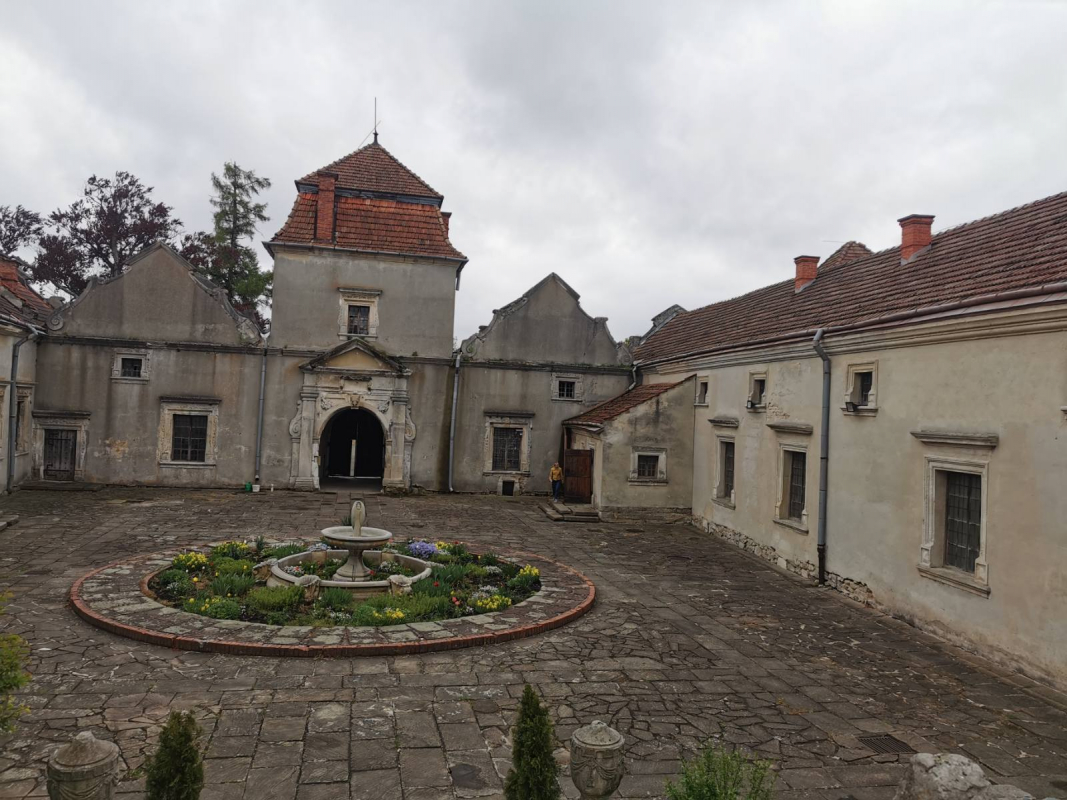 Фото із заходу