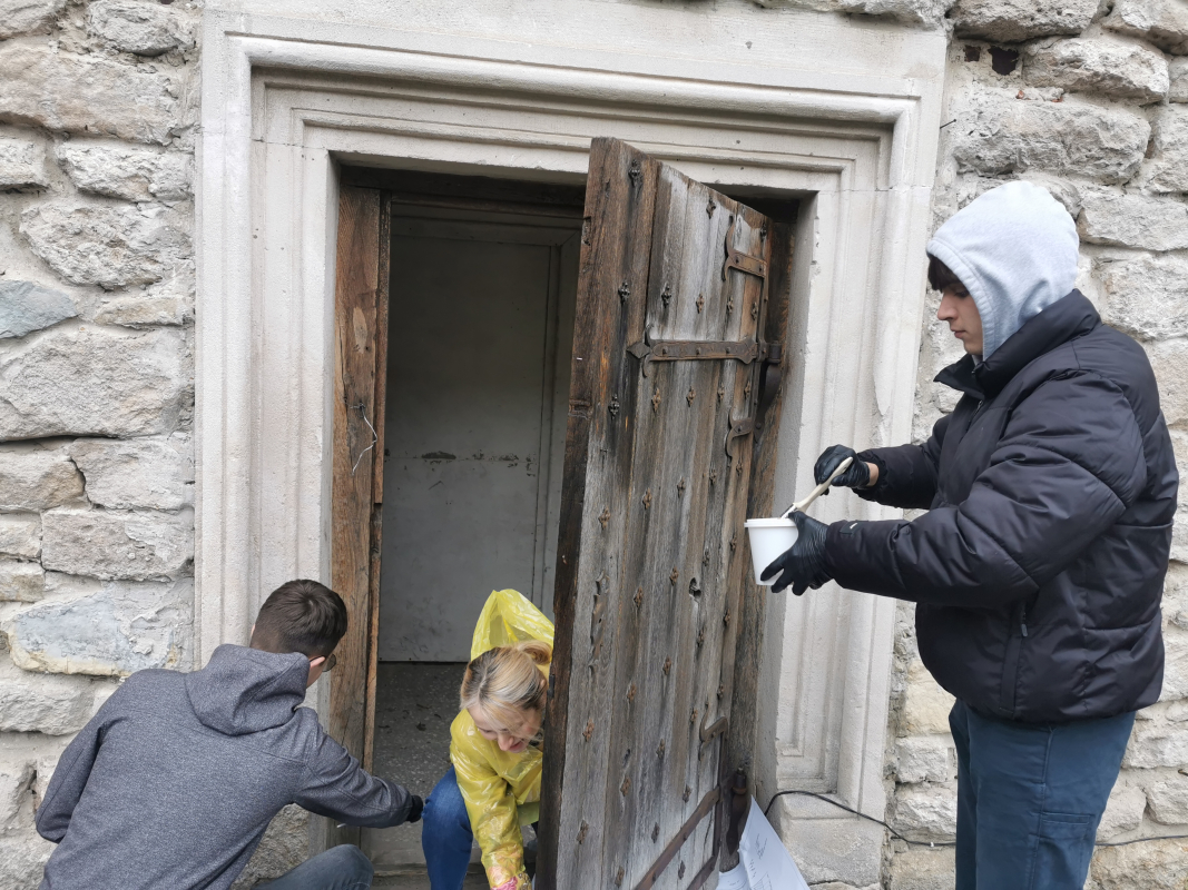 Фото із заходу