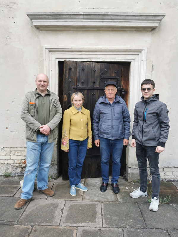 Фото із заходу